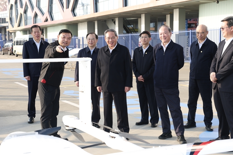 1月4日，李强在深圳蛇口邮轮母港直升机场，了解低空经济发展情况.jpg